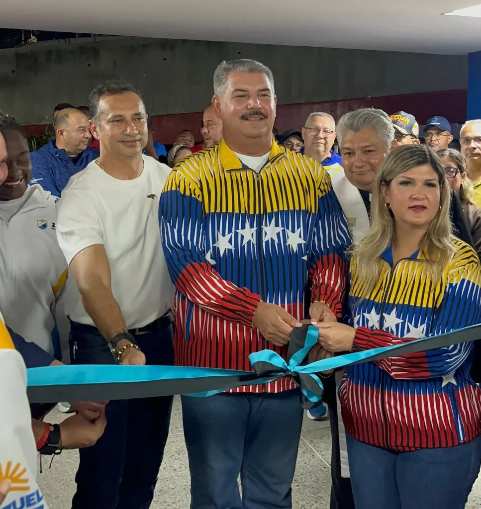 Luis Caldera reinauguró gimnasio deportivo en Maracaibo