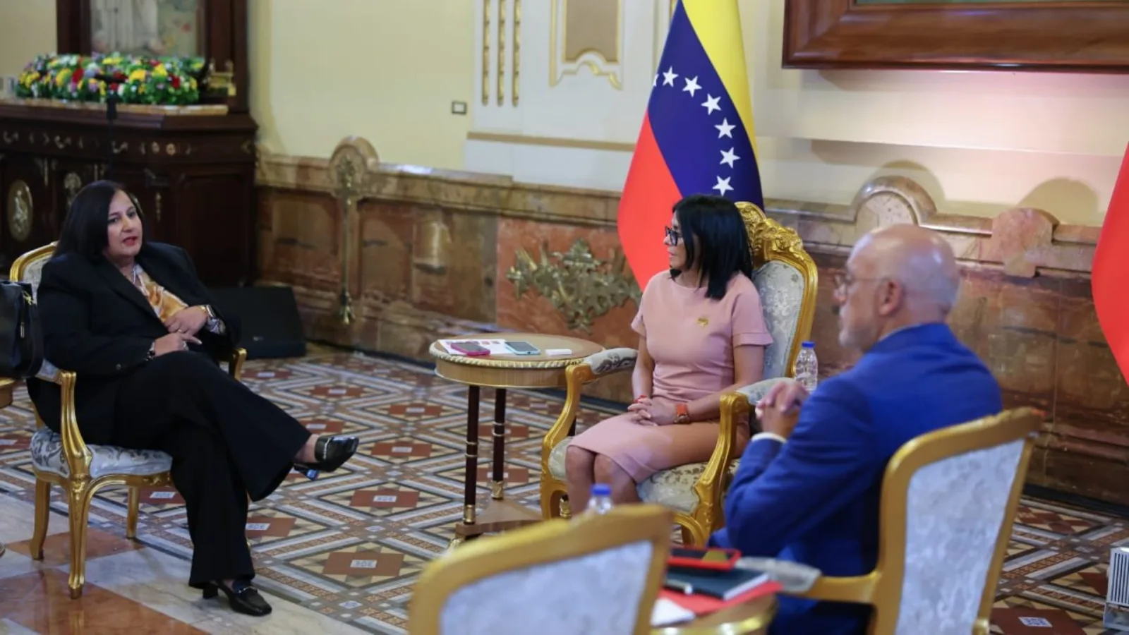 Mesa de diálogo acuerda liberar oro venezolano en Inglaterra