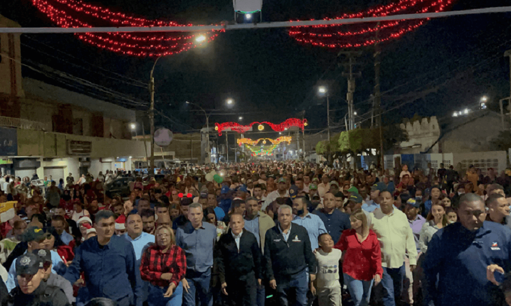 Gobernador y alcalde encienden la Navidad en Lagunillas