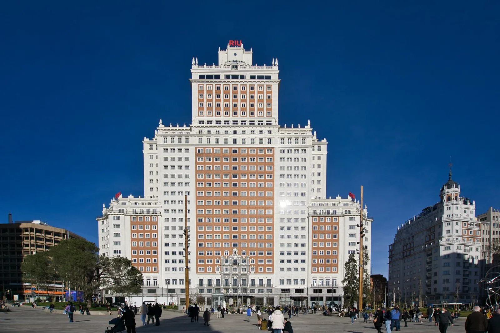 Impresionante vista del Hotel Riu Plaza España junto a la vibrante vida urbana de Madrid, España.