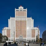 Impresionante vista del Hotel Riu Plaza España junto a la vibrante vida urbana de Madrid, España.
