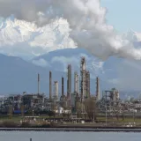 Petróleo cae tras propuesta europea de liberar reservas de diésel