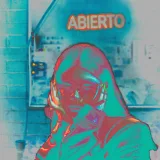Retrato creativo con efecto de superposición de neón que captura a una joven frente al letrero "Abierto".