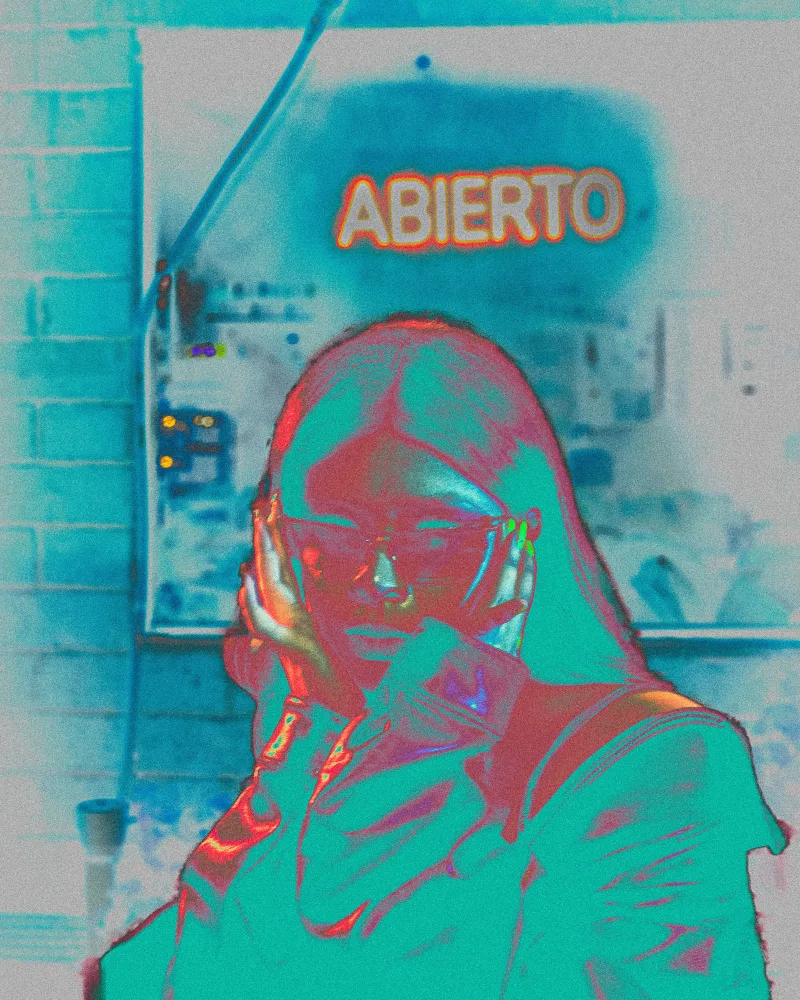 Retrato creativo con efecto de superposición de neón que captura a una joven frente al letrero "Abierto".