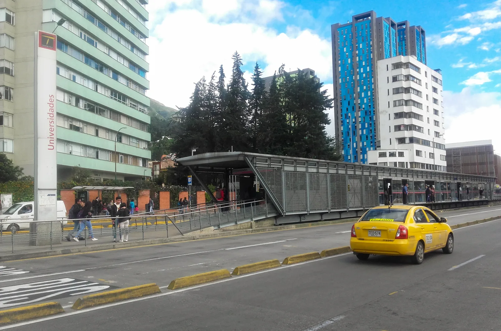 File:Parada 2 tm Universidades Bogotá Col.jpg