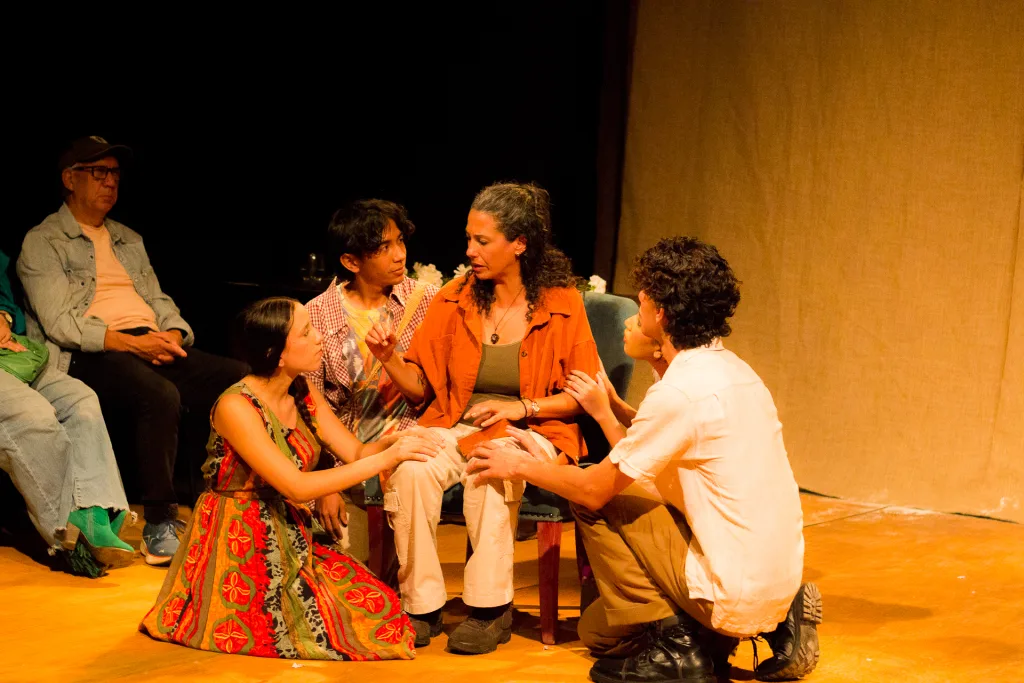 Tríptico teatral indaga en las grietas del retorno a Venezuela