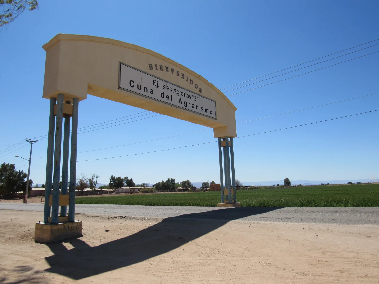 Pórtico de entrada al localidad Islas Agrarias Grupo B 2