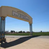 Pórtico de entrada al localidad Islas Agrarias Grupo B 2