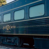 Vista lateral del tren Jose Cuervo Express, que destaca por su diseño vintage, en Tequila, México.