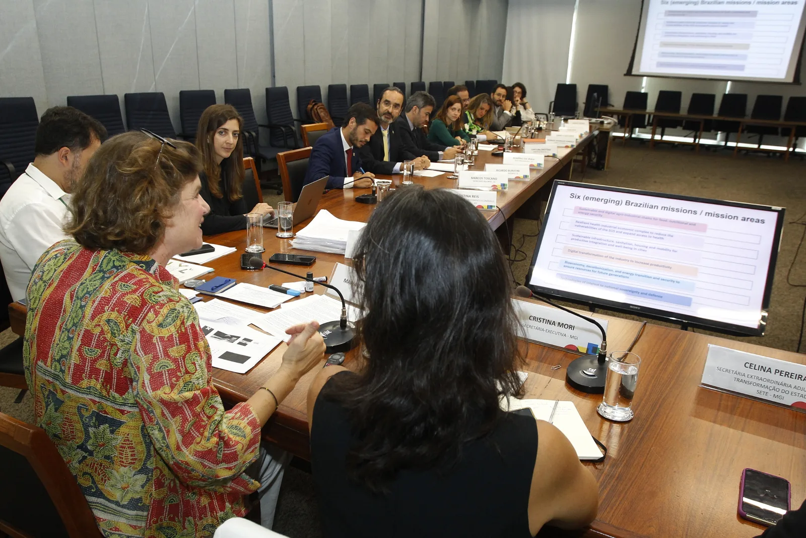 Economista prevé posible ajuste salarial ante mayores ingresos