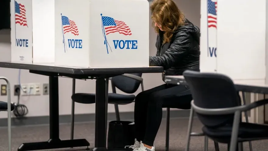Récord de voto anticipado en EEUU supera 47,9 millones