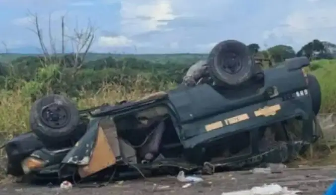 Volcamiento de unidad militar deja un muerto y nueve heridos