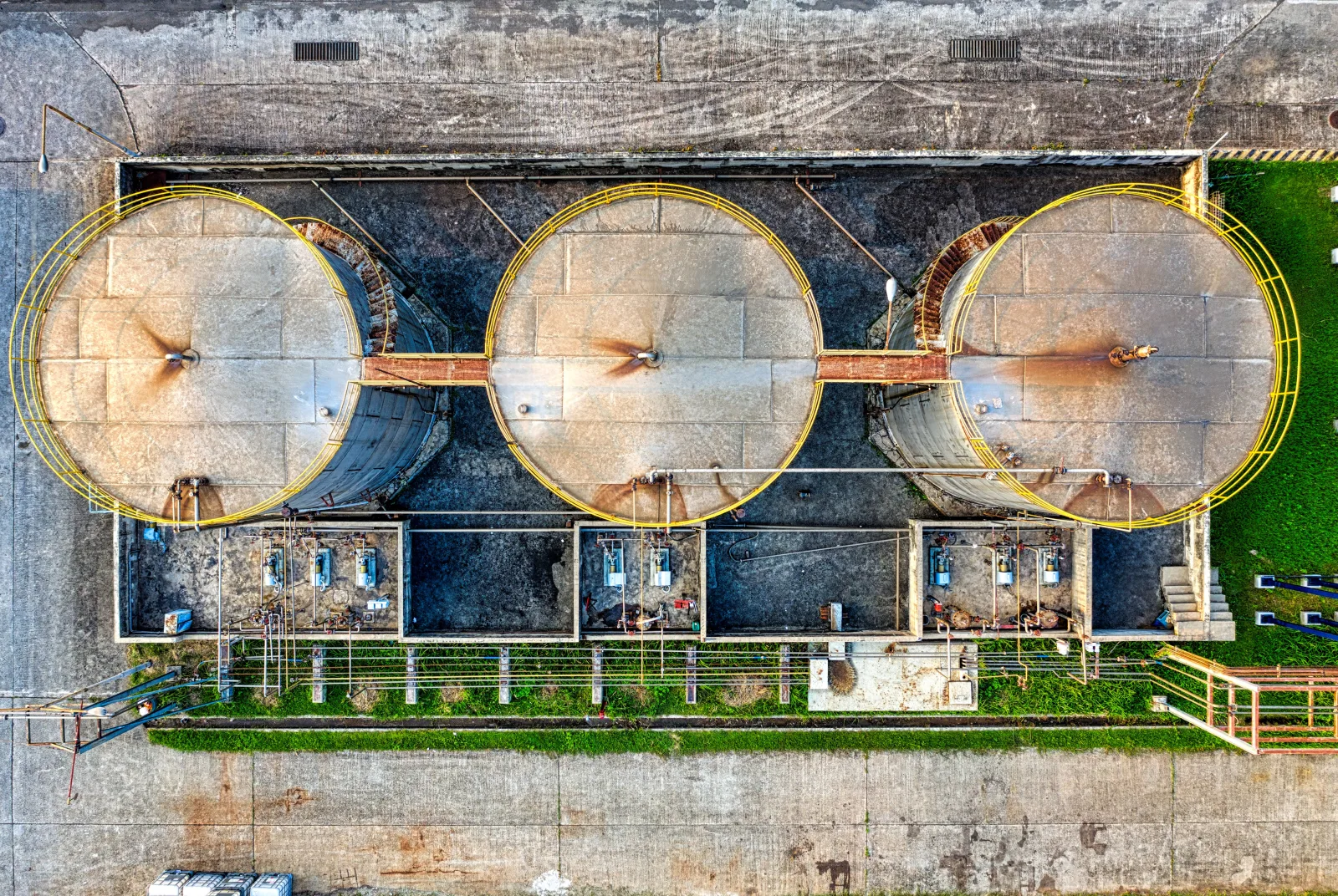 Vista aérea con dron de tanques de almacenamiento de productos petrolíferos en una refinería industrial