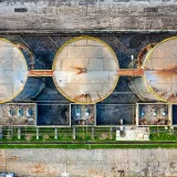 Vista aérea con dron de tanques de almacenamiento de productos petrolíferos en una refinería industrial