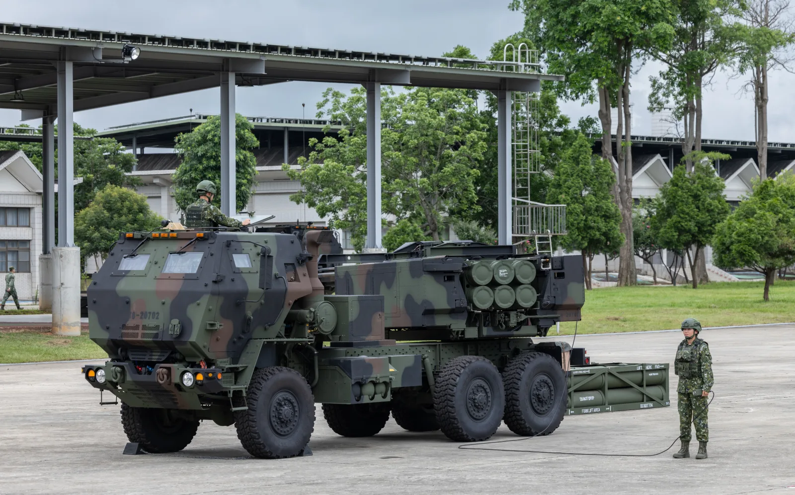 Taiwán ensaya por primera vez en su costa cómo frenar una invasión con lanzacohetes HIMARS