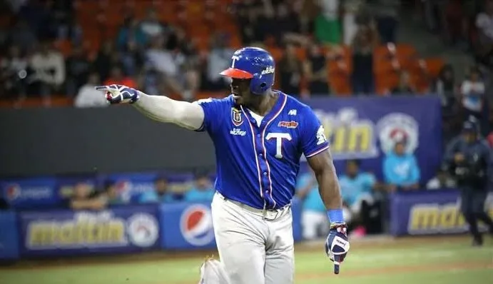 Solarte guió a Tiburones en remontada ante Leones