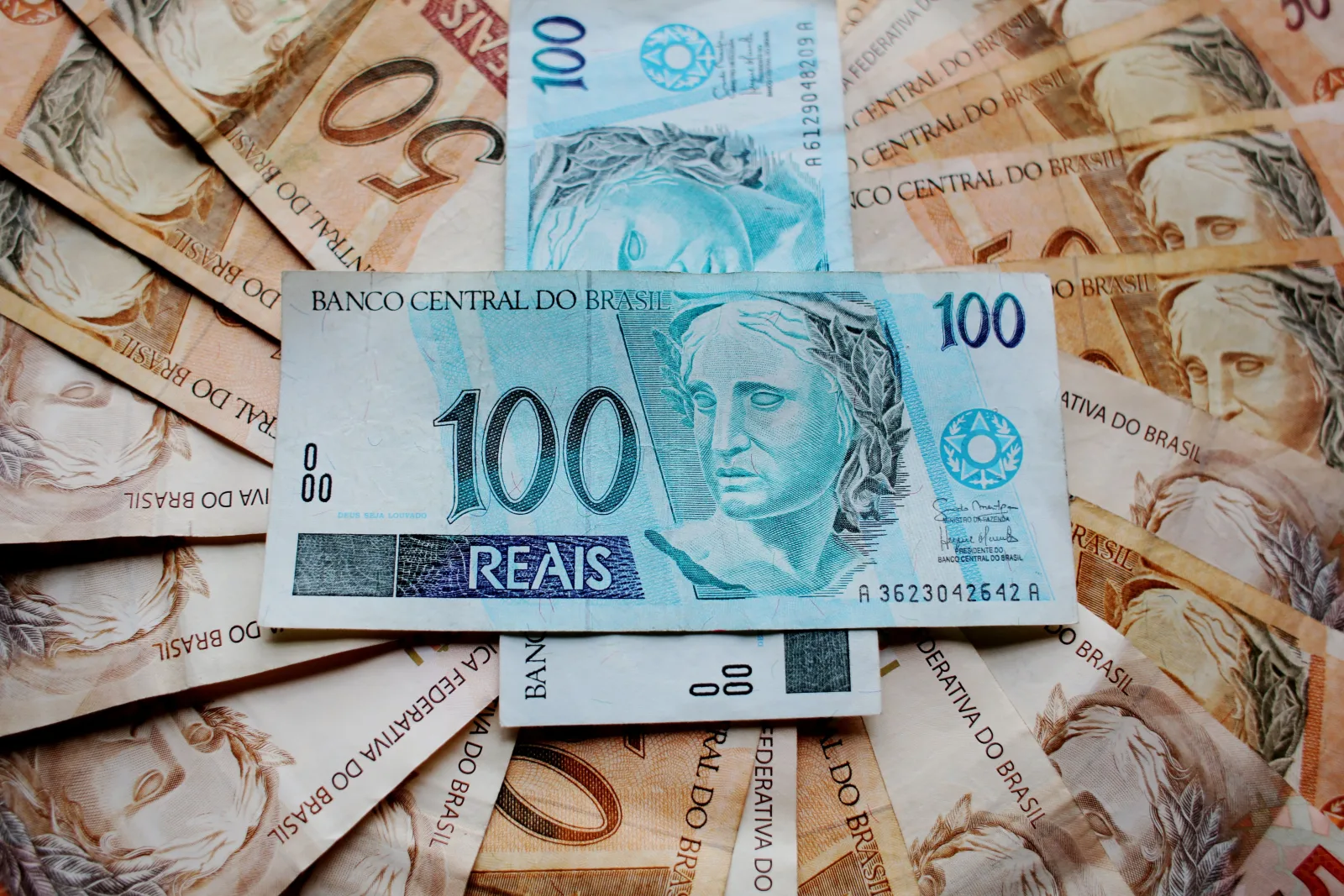 El oro cae por cuarto mes seguido, pero bancos centrales compran 41 toneladas en mayo