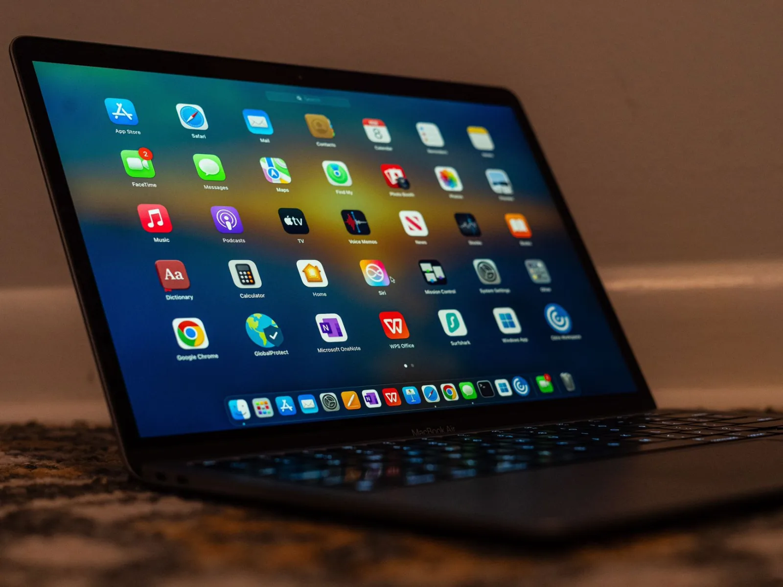 Primer plano de la pantalla de una laptop que muestra varias aplicaciones e iconos coloridos.