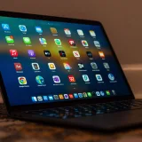 Primer plano de la pantalla de una laptop que muestra varias aplicaciones e iconos coloridos.