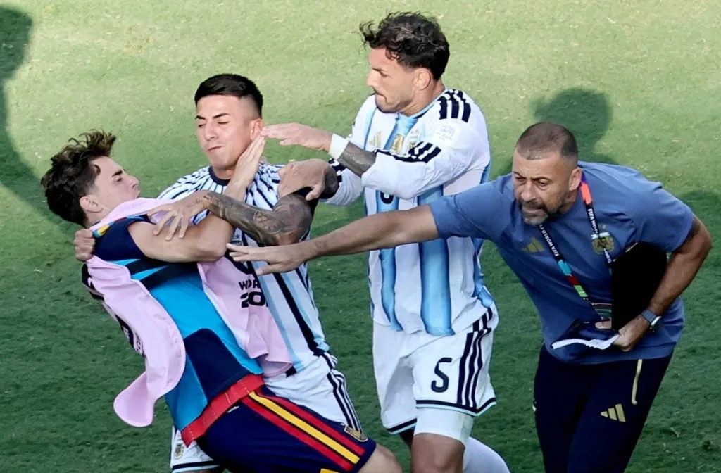 FIFA abre expediente a Argentina por el caos ante España