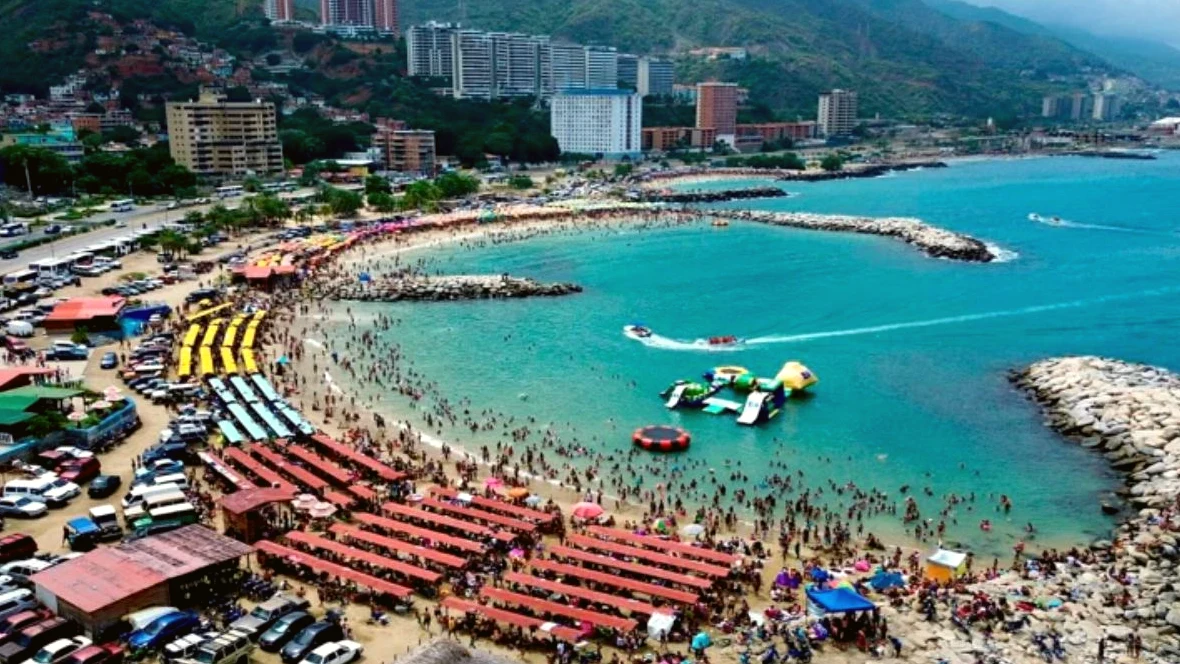 La Guaira intenta levantarse un mes después de los sismos