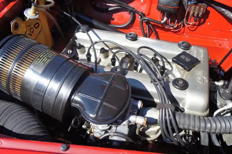 File:Alfa Romeo Engine with F.I.S.P.A Filtro Aria.jpg