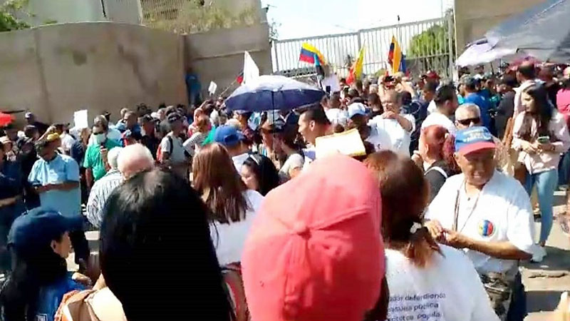 
				Más de 200 activos y jubilados de la administración pública marcharon por salarios justos en Maracaibo			
