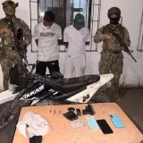 Militares detienen a dos personas y decomisan armas en Guayaquil