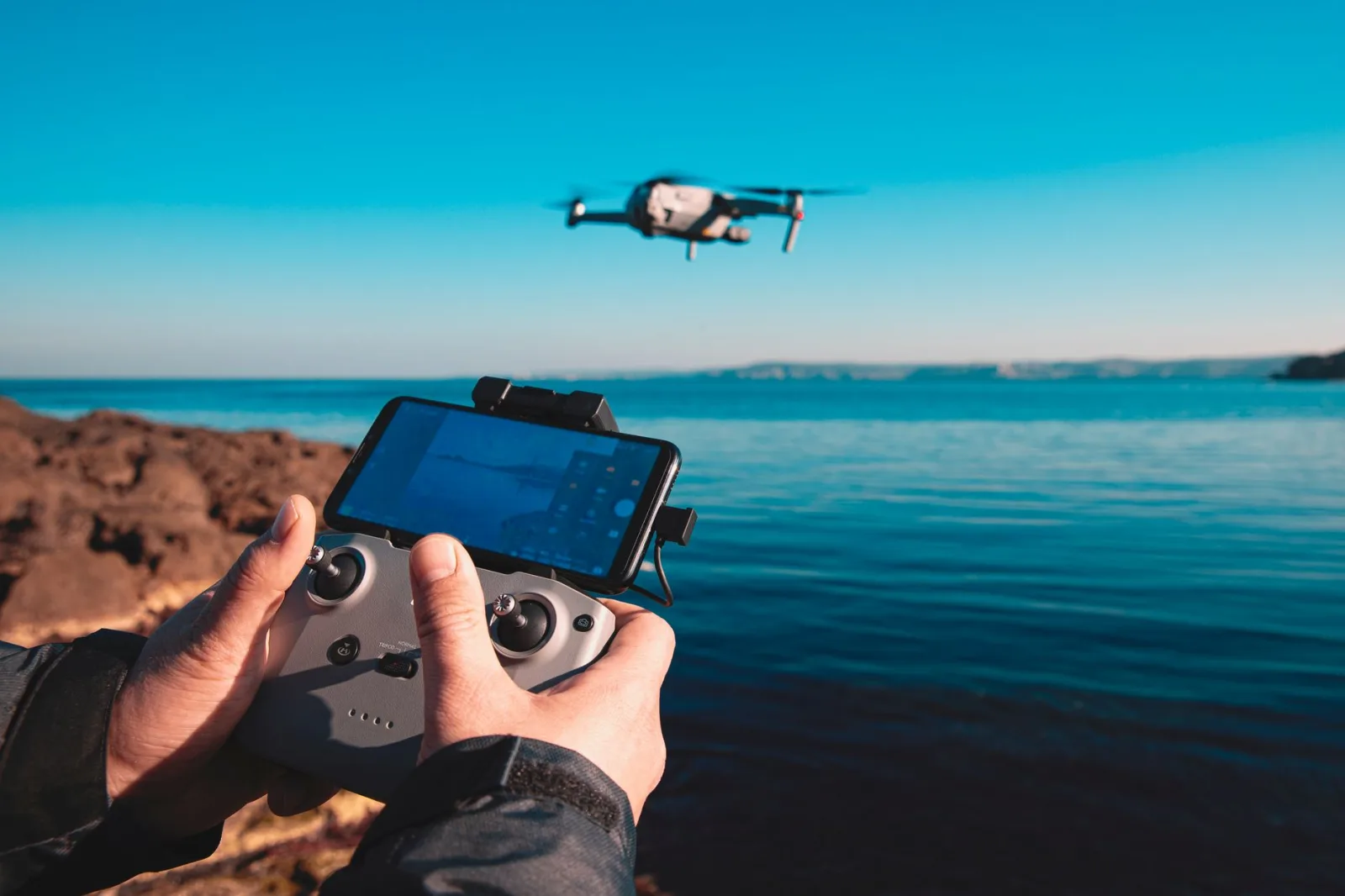 Un dron sobrevuela las aguas azules panorámicas cerca de Estambul, mostrando la tecnología y las vistas marinas.