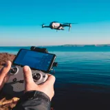 Un dron sobrevuela las aguas azules panorámicas cerca de Estambul, mostrando la tecnología y las vistas marinas.