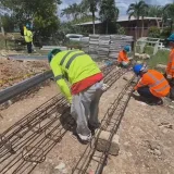 Panamá suma jóvenes y trabajadores locales a la reconstrucción
