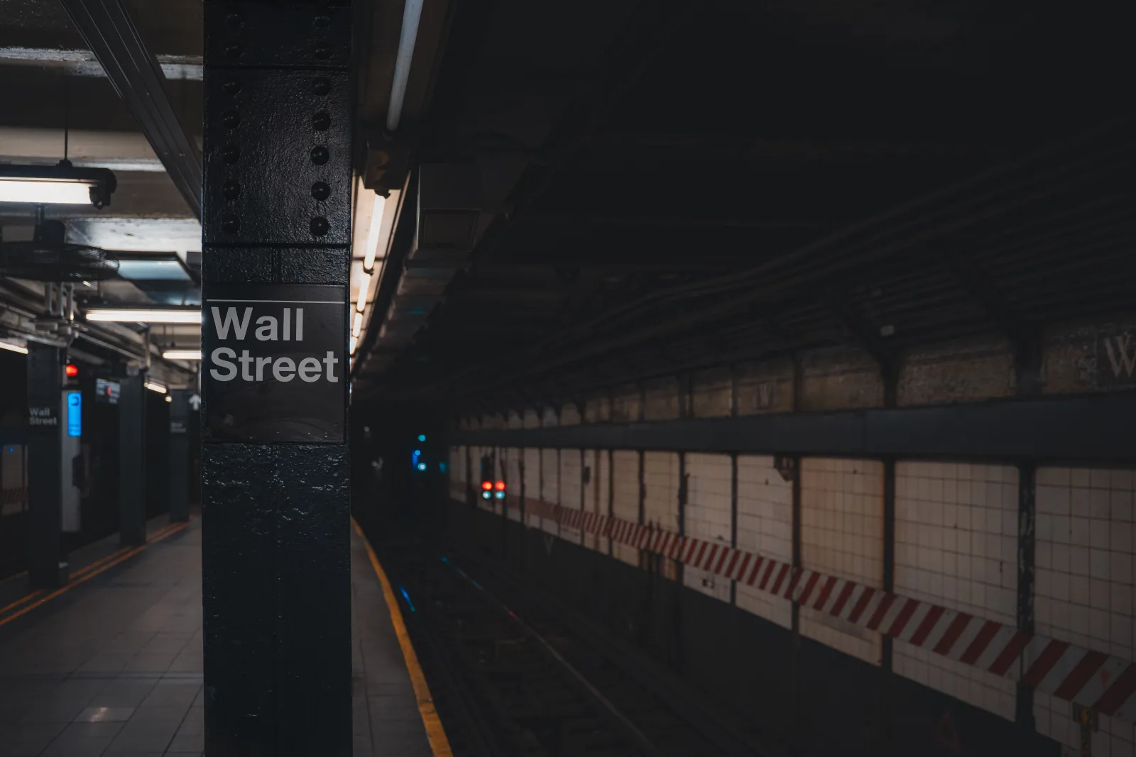 Wall Street retrocede por la presión geopolítica y el crudo