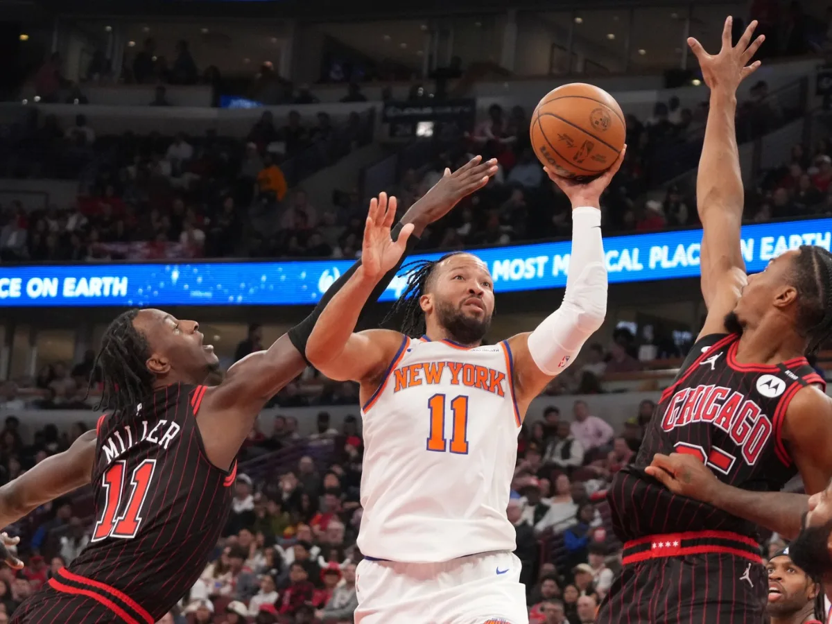 Brunson lidera a los Knicks en triunfo ajustado sobre Chicago