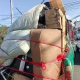 Sobrevivientes La Guaira buscan recuperar pertenencias tras terremotos