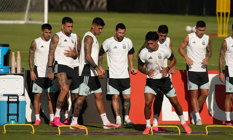 Argentina afina su debut mundialista ante Argelia con Dibu Martínez en el grupo
