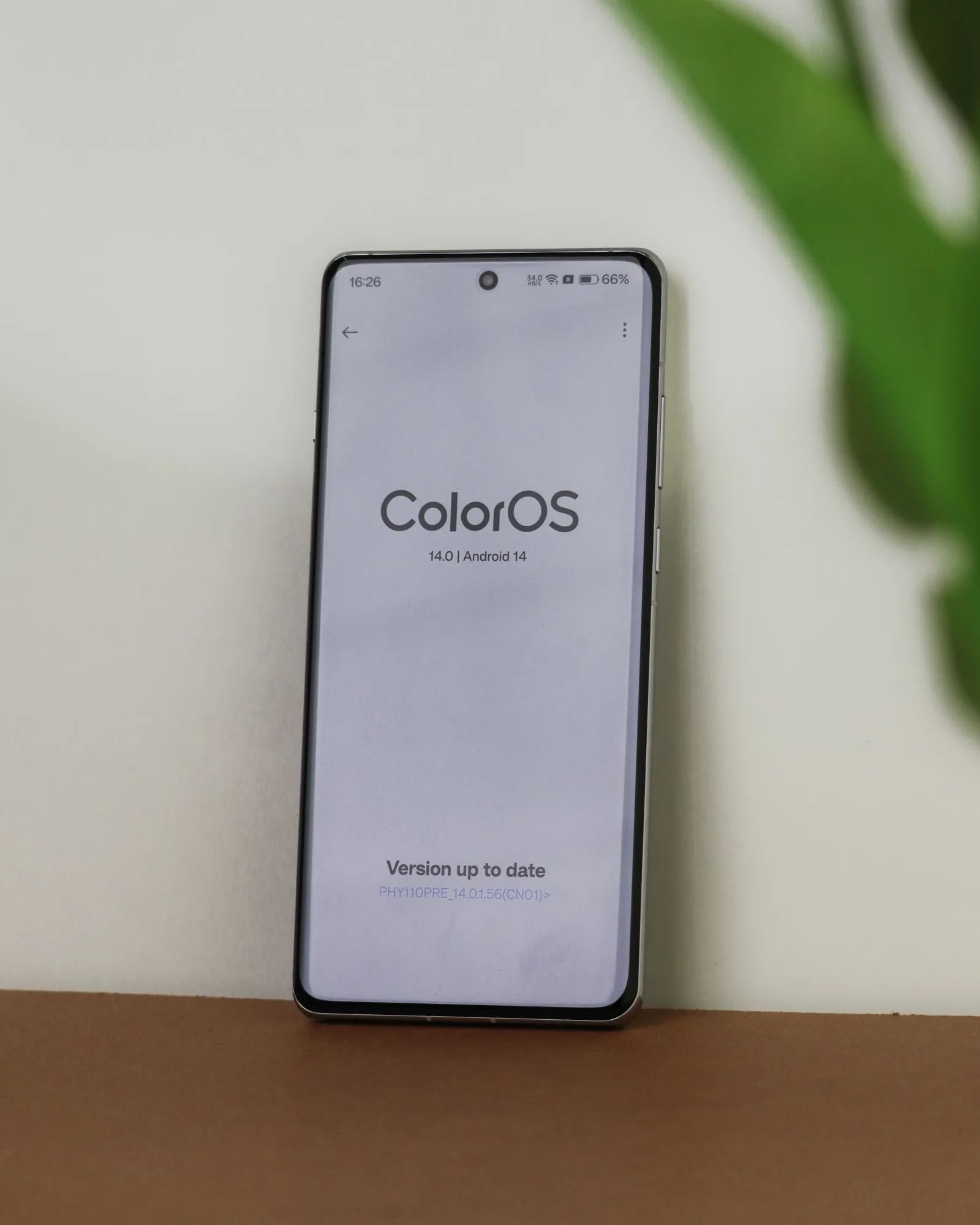 Foto en primer plano de un smartphone con la interfaz ColorOS Android 14, en un entorno interior.