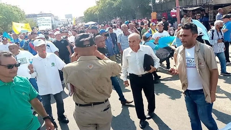 
				Jubilados y pensionados gritaron «no al saqueo» en frente a Pdvsa en Maracaibo			