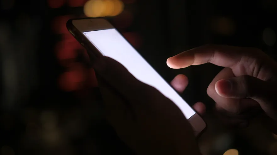 Nueva York obliga a limitar chatbots usados por menores