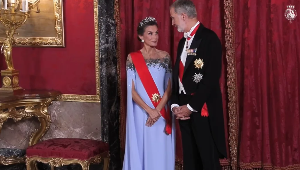 Letizia llevó un vestido azul prestado en la cena con Macron