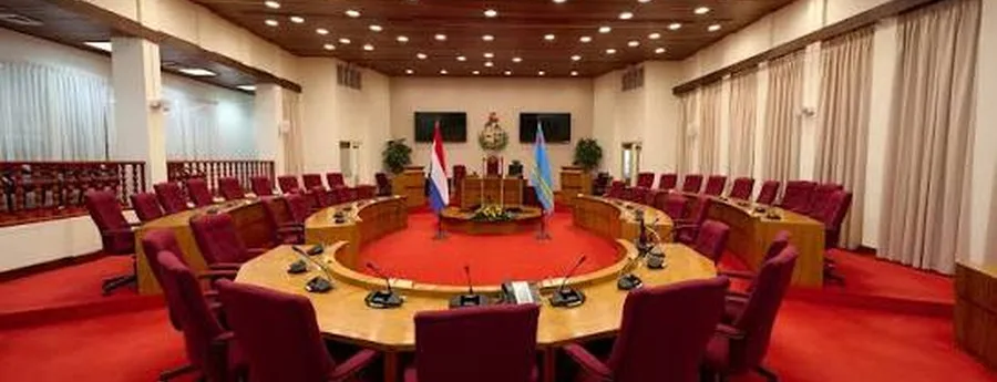 Parlamento de Aruba cita al comercio en plena pugna por salario