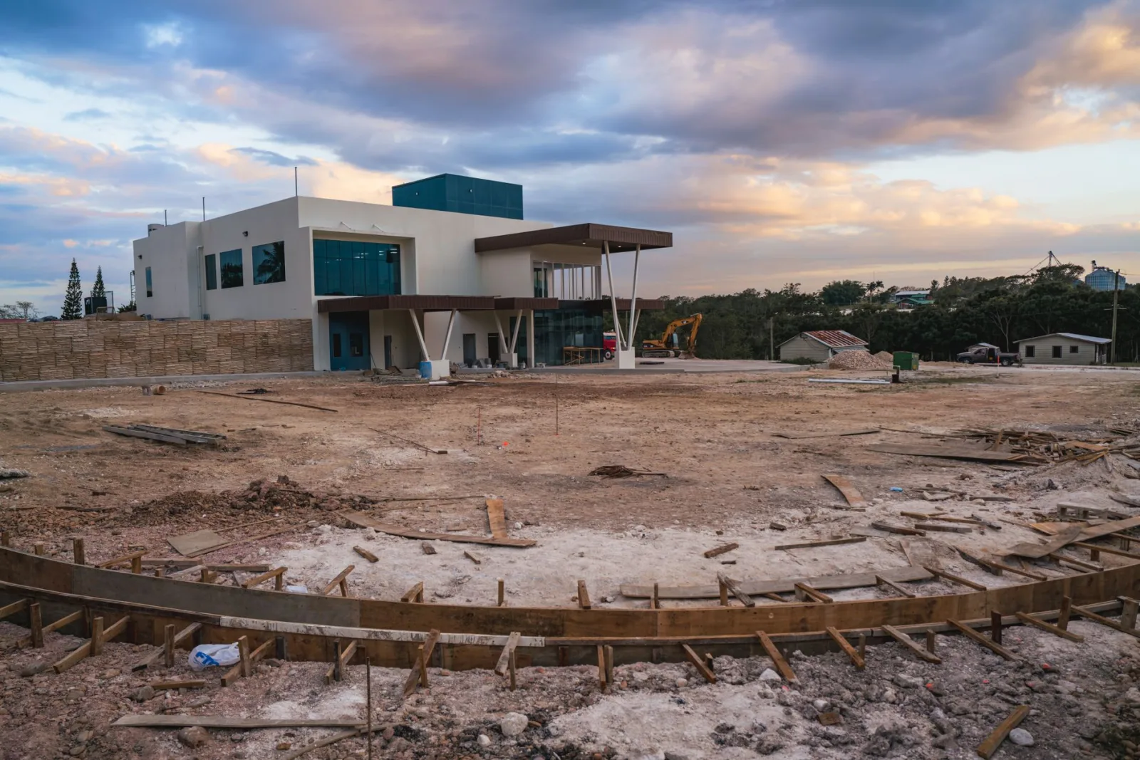 Obra de construcción contemporánea en Spanish Lookout, Belice, en un día nublado.