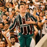 Alegres aficionados del Fluminense celebran una victoria futbolística en el estadio Maracanã de Río.