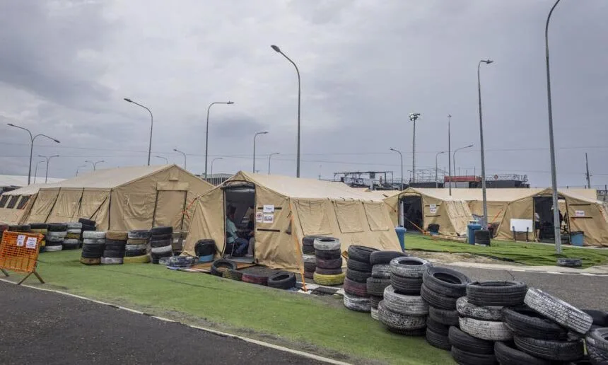23.820 personas siguen en campamentos tras los sismos