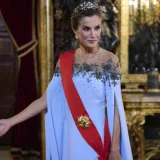 Letizia llevó un vestido azul prestado en la cena con Macron