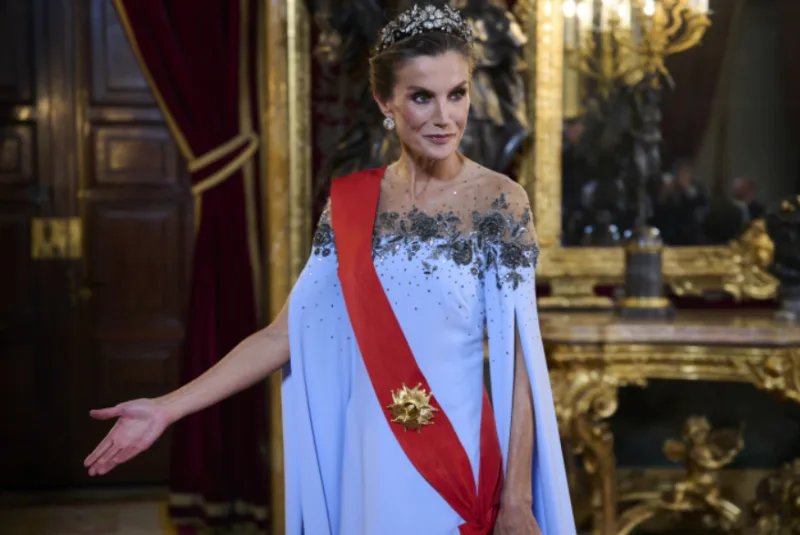 Letizia llevó un vestido azul prestado en la cena con Macron