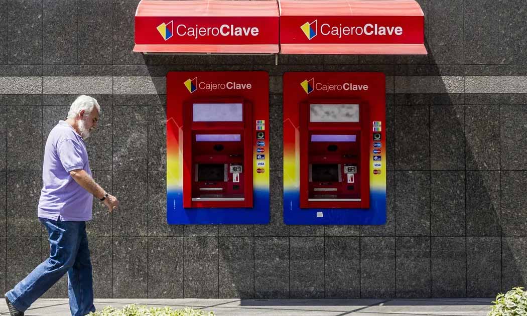 Gobierno trabaja con Rusia en sistema financiero alternativo al Swift