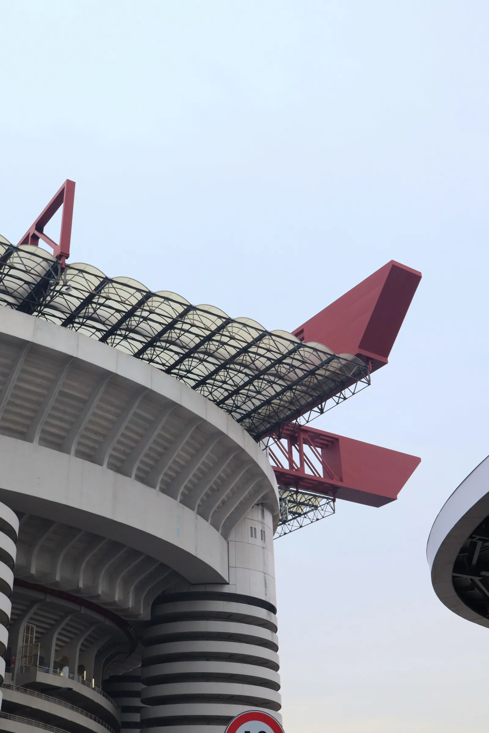 Vista detallada del diseño arquitectónico del techo del Estadio San Siro en Milán, Italia.