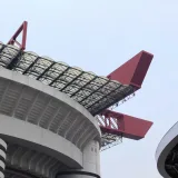Vista detallada del diseño arquitectónico del techo del Estadio San Siro en Milán, Italia.