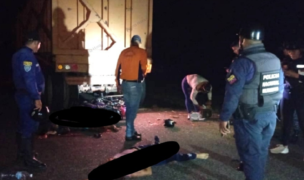 Mueren 4 miembros de una familia en choque de moto contra gandola