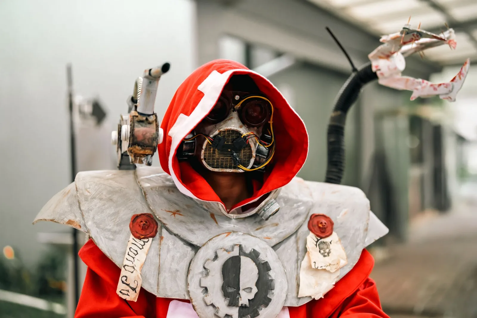 Cosplay de robot detallado capturado en una convención de anime en Costa Rica, que muestra un diseño futurista